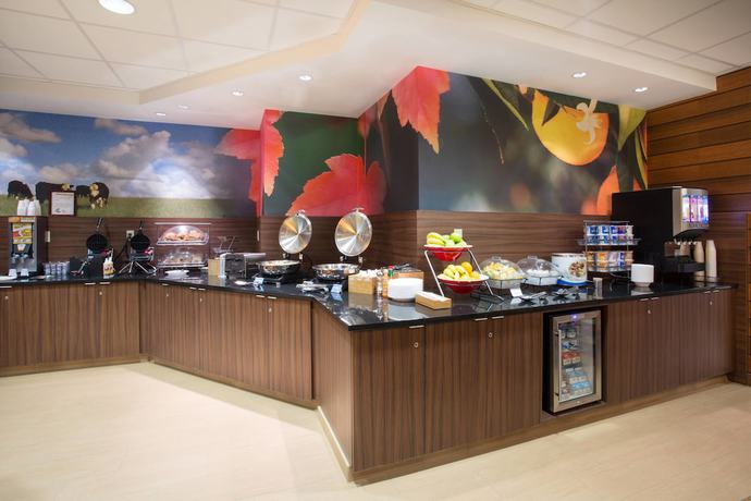 Imagen del bar/restaurante del Hotel Fairfield Inn and Suites By Marriott Boston Milford. Foto 5