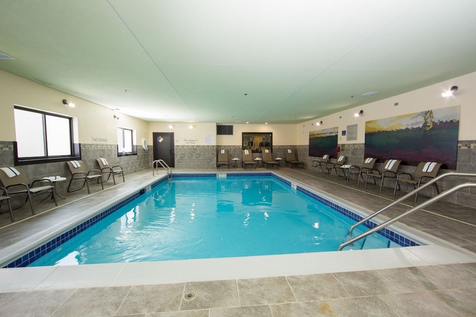 Imagen de la piscina del Hotel Fairfield Inn and Suites By Marriott Burlington. Foto 19