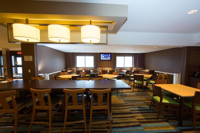 Imagen del bar/restaurante del Hotel Fairfield Inn and Suites By Marriott Burlington. Foto 4