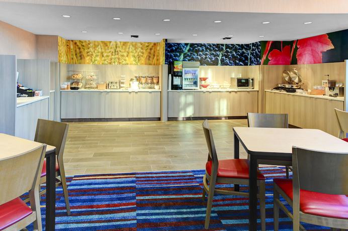 Imagen del bar/restaurante del Hotel Fairfield Inn and Suites By Marriott Cape Cod Hyannis. Foto 2