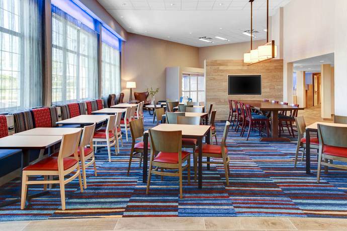 Imagen del bar/restaurante del Hotel Fairfield Inn and Suites By Marriott Cape Cod Hyannis. Foto 3
