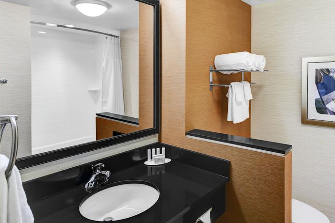 Imagen de la habitación del Hotel Fairfield Inn and Suites By Marriott Cape Cod Hyannis. Foto 11