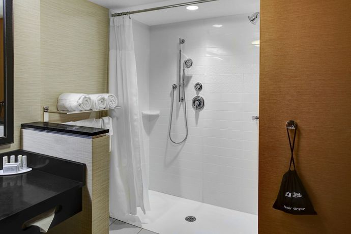 Imagen de la habitación del Hotel Fairfield Inn and Suites By Marriott Cape Cod Hyannis. Foto 13