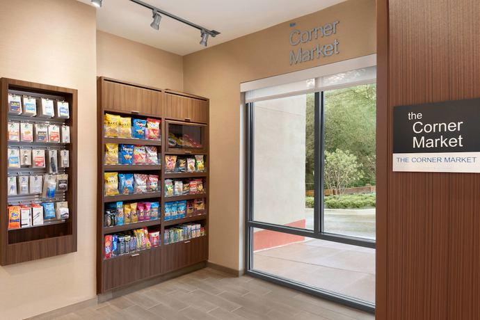 Imagen de los interiores del Hotel Fairfield Inn and Suites By Marriott Charlottesville Downtown/university Area. Foto 10