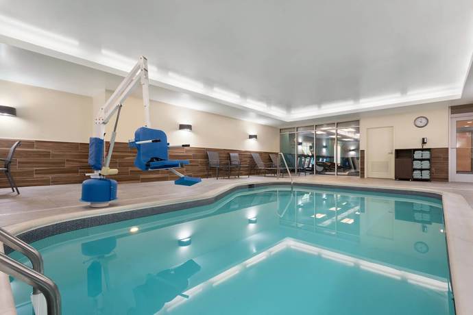 Imagen de la piscina del Hotel Fairfield Inn and Suites By Marriott Charlottesville Downtown/university Area. Foto 12