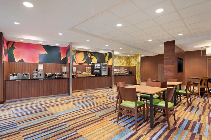 Imagen del bar/restaurante del Hotel Fairfield Inn and Suites By Marriott Charlottesville Downtown/university Area. Foto 3