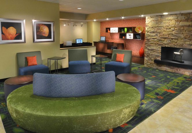 Imagen del bar/restaurante del Hotel Fairfield Inn and Suites By Marriott Charlottesville North. Foto 2