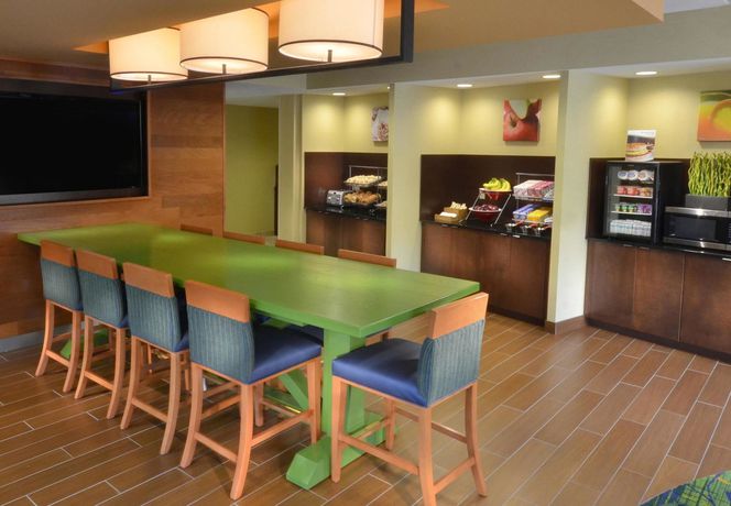 Imagen del bar/restaurante del Hotel Fairfield Inn and Suites By Marriott Charlottesville North. Foto 3