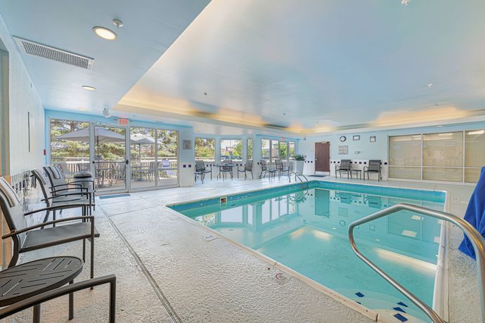Imagen de la piscina del Hotel Fairfield Inn and Suites By Marriott Chicago Naperville. Foto 18