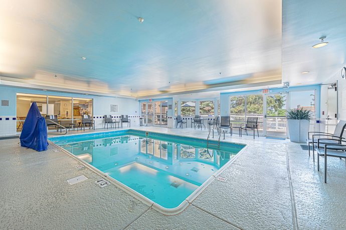 Imagen de la piscina del Hotel Fairfield Inn and Suites By Marriott Chicago Naperville. Foto 19