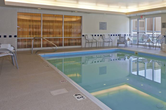 Imagen de la piscina del Hotel Fairfield Inn and Suites By Marriott Chicago Naperville. Foto 20