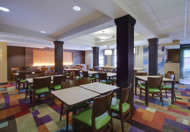 Imagen del bar/restaurante del Hotel Fairfield Inn and Suites By Marriott Clermont. Foto 4