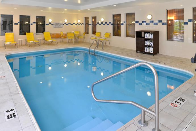 Imagen de la piscina del Hotel Fairfield Inn and Suites By Marriott Cleveland Avon. Foto 13