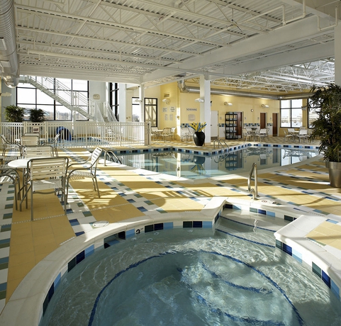 Imagen de la piscina del Hotel Fairfield Inn and Suites By Marriott Cleveland Beachwood. Foto 16