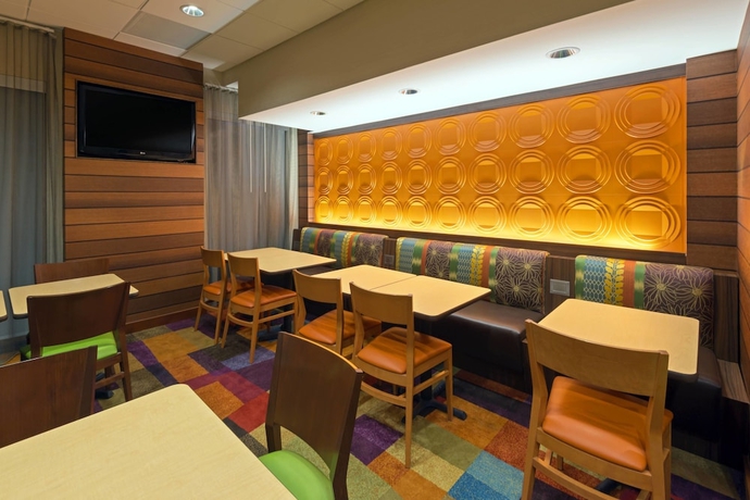 Imagen del bar/restaurante del Hotel Fairfield Inn and Suites By Marriott Denver Cherry Creek. Foto 4
