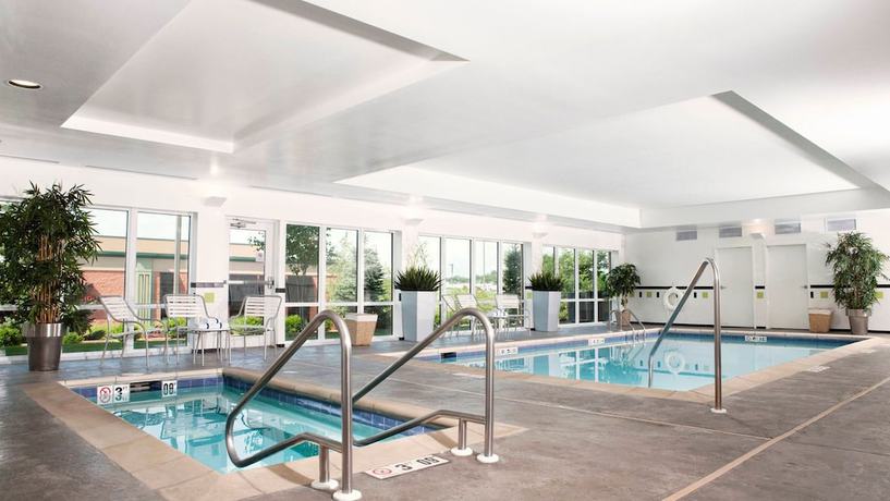 Imagen de la piscina del Hotel Fairfield Inn and Suites By Marriott Des Moines Airport. Foto 11