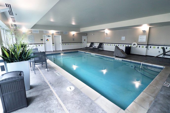 Imagen de la piscina del Hotel Fairfield Inn and Suites By Marriott Des Moines Airport. Foto 12