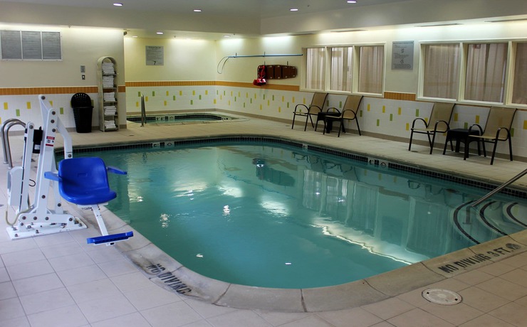 Imagen de la piscina del Hotel Fairfield Inn and Suites By Marriott Detroit Farmington Hills. Foto 19