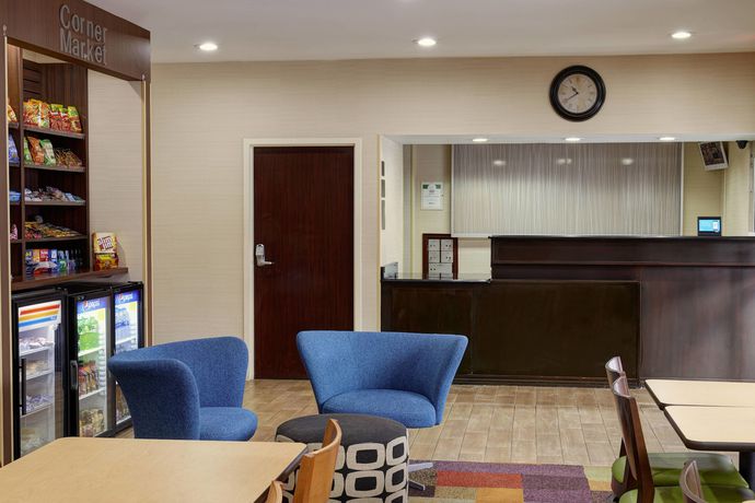 Imagen de los interiores del Hotel Fairfield Inn and Suites By Marriott Detroit Farmington Hills. Foto 18
