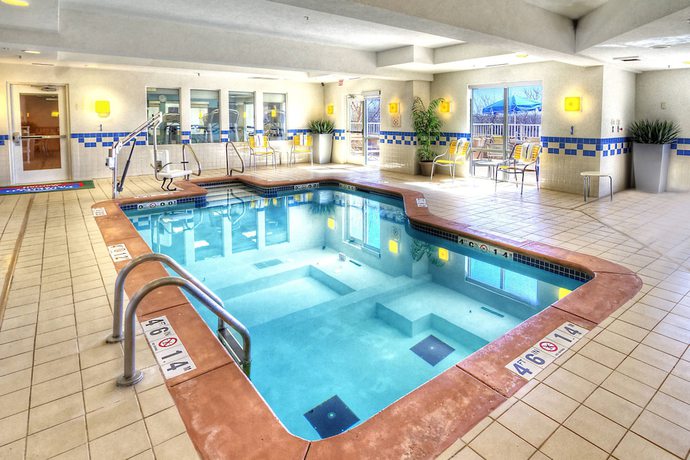 Imagen de la piscina del Hotel Fairfield Inn and Suites By Marriott Edmond. Foto 12
