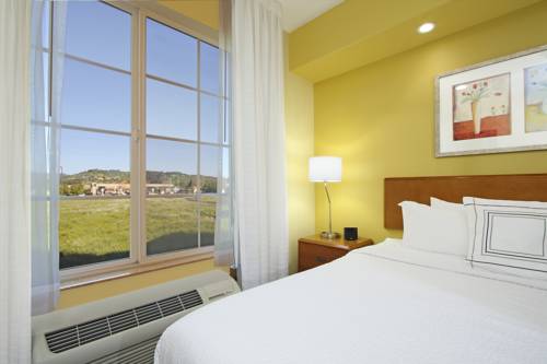 Imagen de la habitación del Hotel Fairfield Inn and Suites By Marriott Fairfield Napa Valley. Foto 2