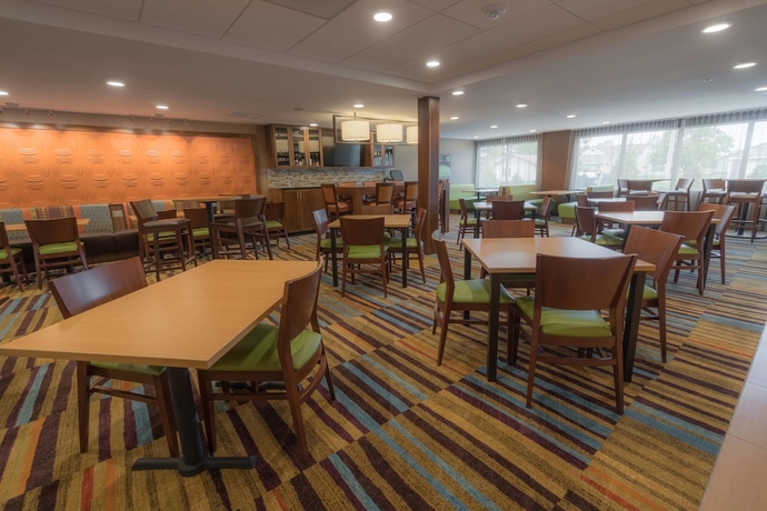 Imagen del bar/restaurante del Hotel Fairfield Inn and Suites By Marriott Gaylord. Foto 9