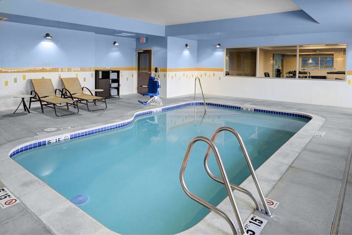 Imagen de la piscina del Hotel Fairfield Inn and Suites By Marriott Hollister. Foto 15