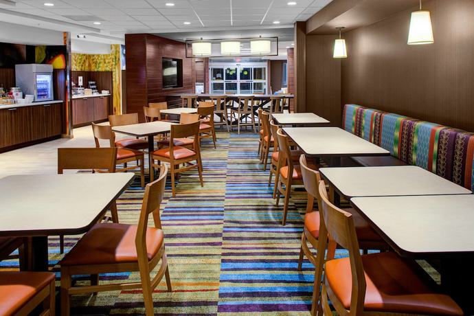 Imagen de los interiores del Hotel Fairfield Inn and Suites By Marriott Hollister. Foto 14
