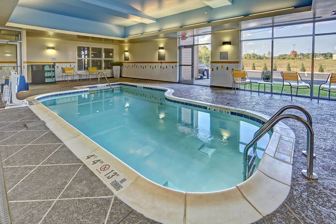 Imagen de la piscina del Hotel Fairfield Inn and Suites By Marriott Jackson. Foto 16