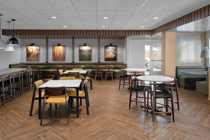 Imagen del bar/restaurante del Hotel Fairfield Inn and Suites By Marriott Lake Geneva. Foto 4