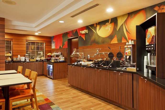 Imagen del bar/restaurante del Hotel Fairfield Inn and Suites By Marriott Lake Oswego. Foto 2