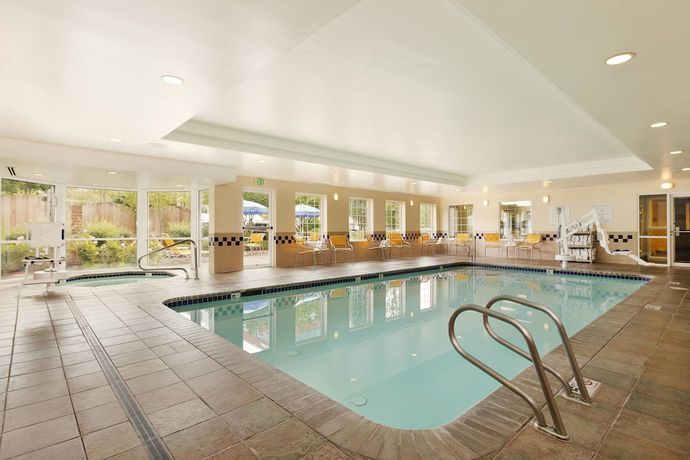 Imagen de la piscina del Hotel Fairfield Inn and Suites By Marriott Lake Oswego. Foto 14