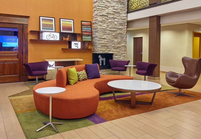 Imagen de los interiores del Hotel Fairfield Inn and Suites By Marriott Lombard. Foto 11