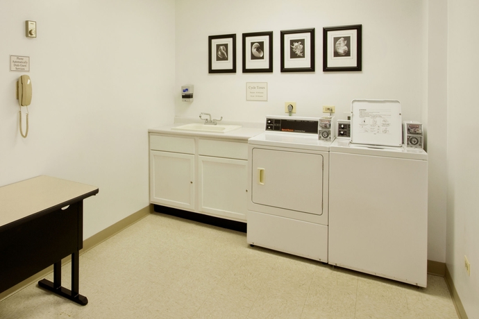 Imagen de los interiores del Hotel Fairfield Inn and Suites By Marriott Lombard. Foto 14
