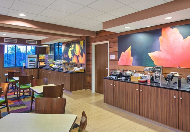 Imagen del bar/restaurante del Hotel Fairfield Inn and Suites By Marriott Lombard. Foto 2
