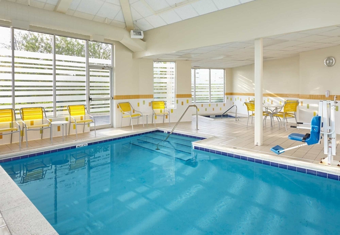 Imagen de la piscina del Hotel Fairfield Inn and Suites By Marriott Lombard. Foto 16