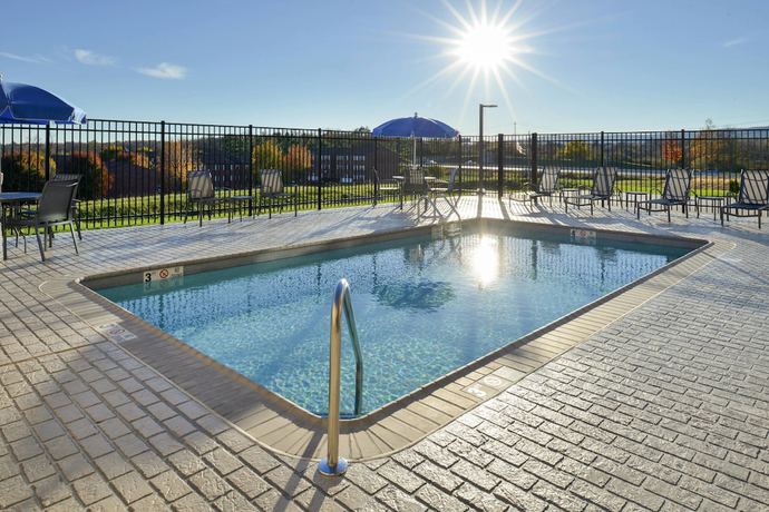 Imagen de la piscina del Hotel Fairfield Inn and Suites By Marriott Martinsburg. Foto 20