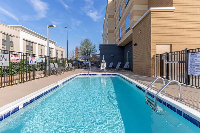 Imagen de la piscina del Hotel Fairfield Inn and Suites By Marriott Mebane. Foto 13