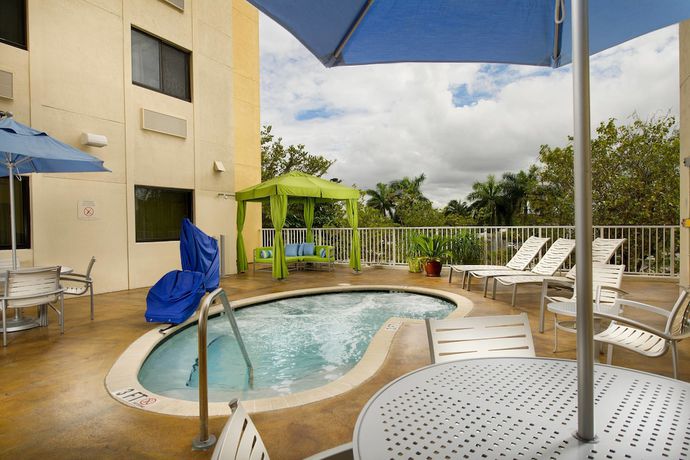 Imagen de la piscina del Hotel Fairfield Inn and Suites By Marriott Miami Airport South. Foto 20