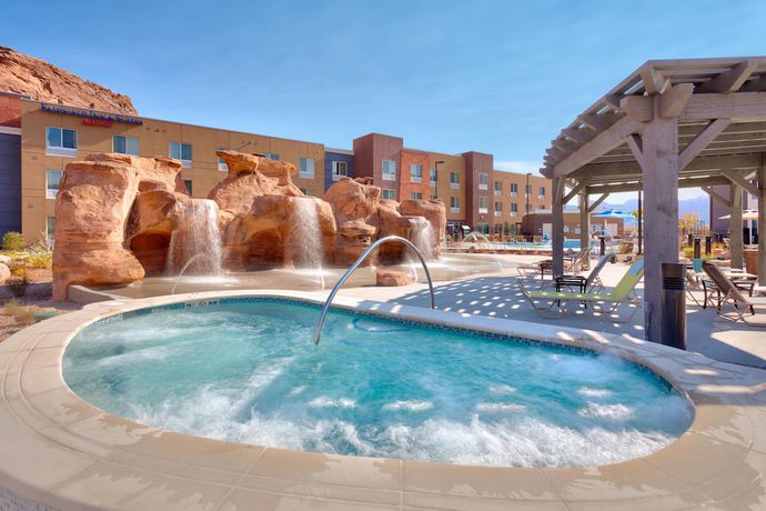 Imagen de la piscina del Hotel Fairfield Inn and Suites By Marriott Moab. Foto 18