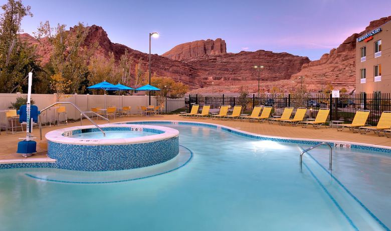 Imagen de la piscina del Hotel Fairfield Inn and Suites By Marriott Moab. Foto 19