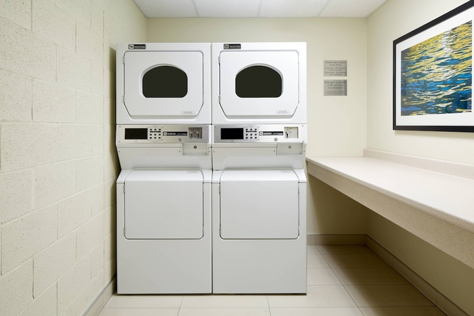 Imagen general del Hotel Fairfield Inn and Suites By Marriott Montreal Airport. Foto 2