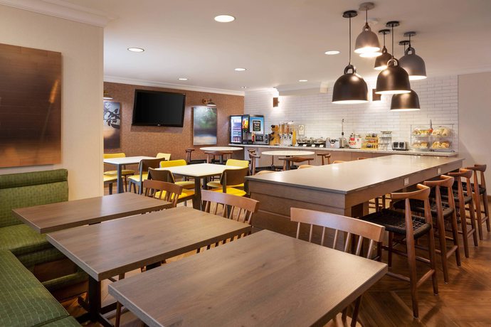 Imagen del bar/restaurante del Hotel Fairfield Inn and Suites By Marriott Napa American Canyon. Foto 2
