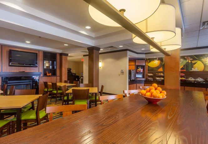 Imagen del bar/restaurante del Hotel Fairfield Inn and Suites By Marriott Omaha Downtown. Foto 4