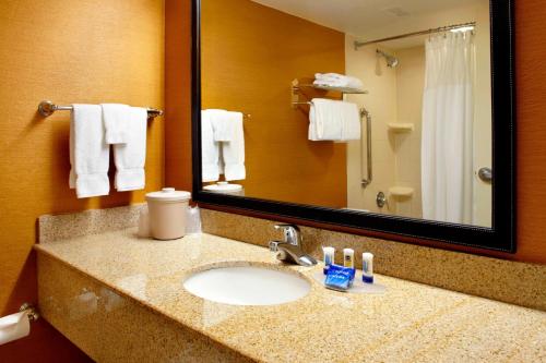 Imagen de la habitación del Hotel Fairfield Inn and Suites By Marriott Parsippany. Foto 17