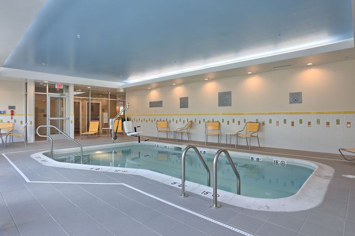 Imagen de la piscina del Hotel Fairfield Inn and Suites By Marriott Philadelphia Horsham. Foto 15