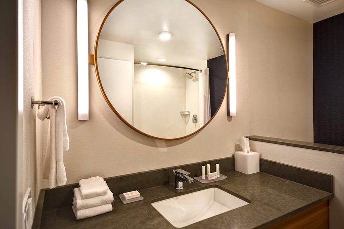 Imagen de la habitación del Hotel Fairfield Inn and Suites By Marriott Plymouth. Foto 17