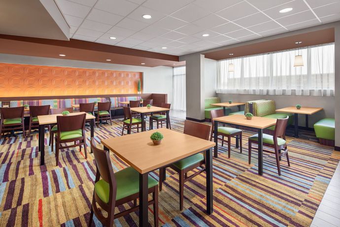 Imagen del bar/restaurante del Hotel Fairfield Inn and Suites By Marriott Poplar Bluff. Foto 3