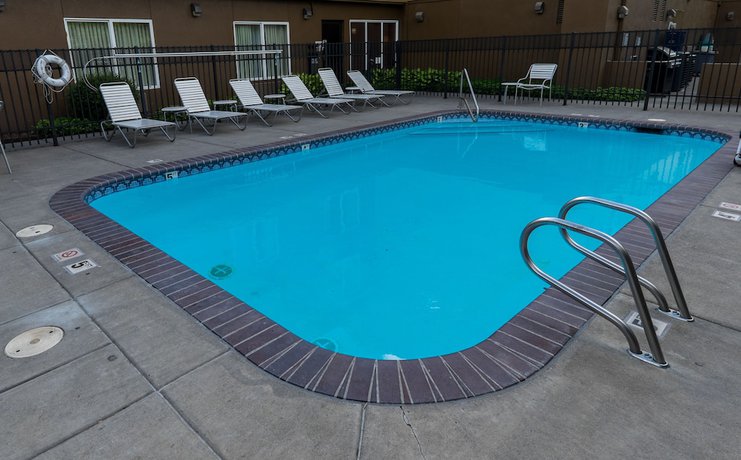 Imagen de la piscina del Hotel Fairfield Inn and Suites By Marriott Portland Airport. Foto 9