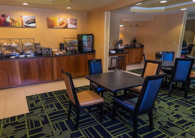 Imagen del bar/restaurante del Hotel Fairfield Inn and Suites By Marriott Portland Airport. Foto 3